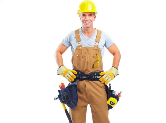 تصویر با کیفیت از مرد تعمیرکار با کلاه ایمنی و وسایل برقی و لوازم و ابزارآلات