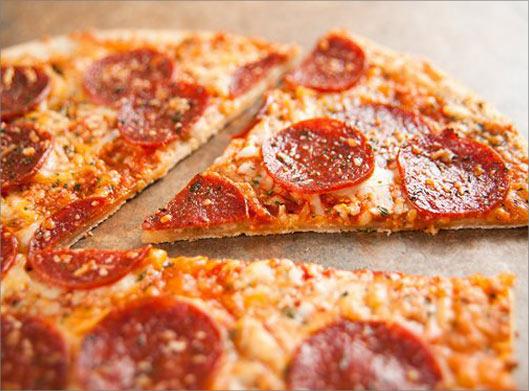دانلود عکس با کیفیت از برش پیتزا سوسیس