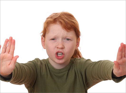 دانلود عکس با کیفیت از بچه عصبانی و نشانه ایست با دست و بکگراندسفید