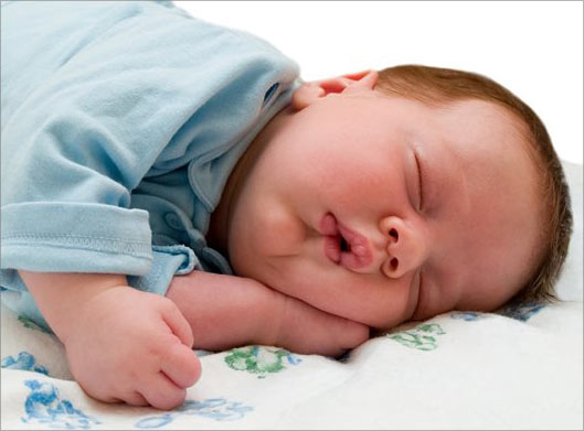 تصویر با کیفیت از کودک بامزه خوابیده روی تشک
