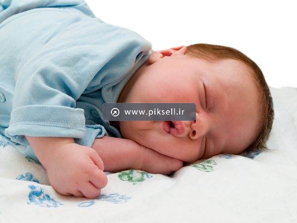 تصویر با کیفیت از کودک بامزه خوابیده روی تشک
