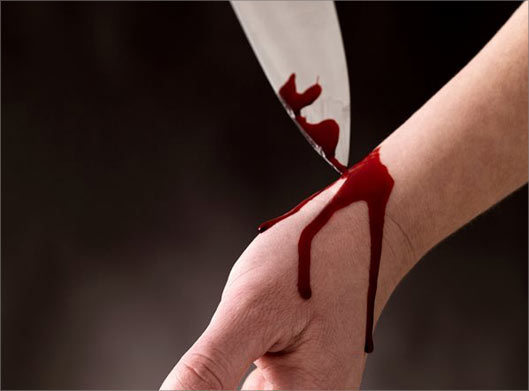 تصویر با کیفیت از رگ زدن دست و خودکشی با چاقو