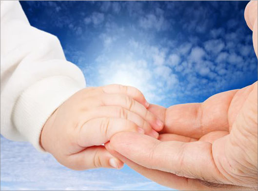 دانلود عکس با کیفیت از دست نوزاد و پدر با مفهوم حمایت خانواده از فرزند