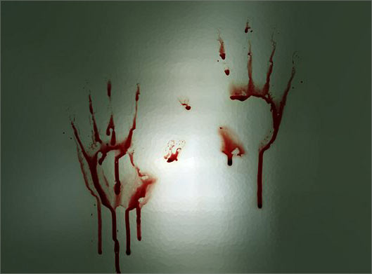 عکس با کیفیت از اثر دست های خونی روی شیشه و جرم و جنایت