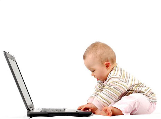 دانلود عکس با کیفیت از نوزاد در حال کار با لپ تاپ