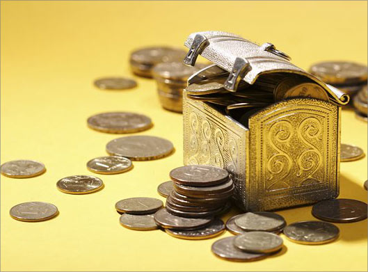 عکس با کیفیت از صندوقچه گنج و سکه های طلا با بکگراند زرد