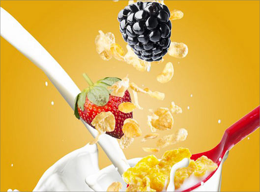 دانلود عکس با کیفیت از ترکیب توت فرنگی ، توت و چیپس در شیر