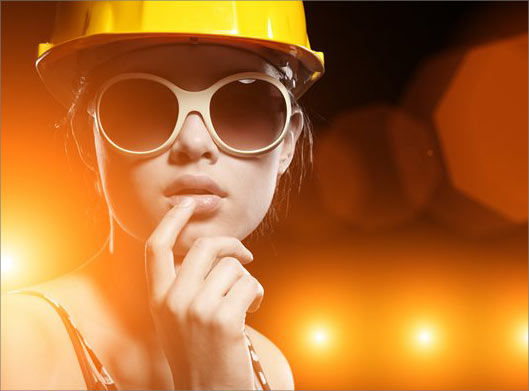 دانلود عکس با کیفیت از کارگر زن با عینک و کلاه محافظ