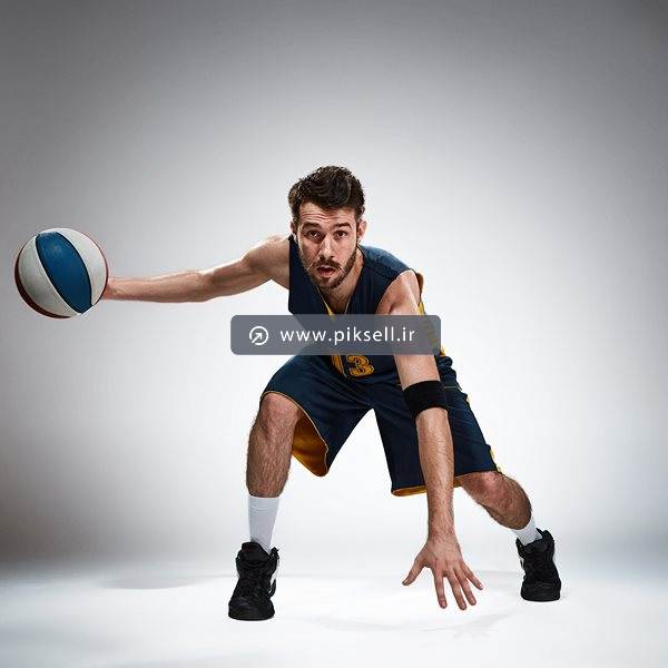 دانلود عکس با کیفیت از بازیکن بسکتبال در حال دریبل زدن
