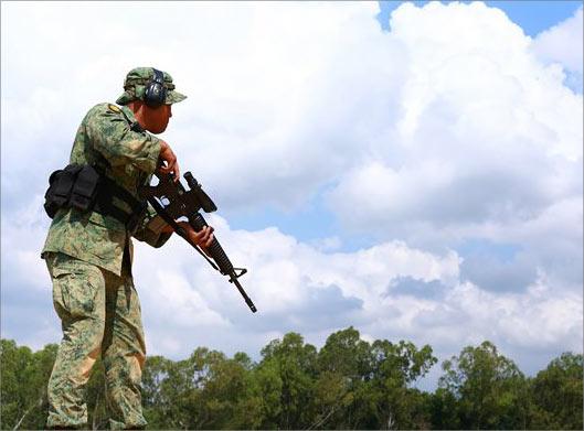 دانلود عکس با کیفیت از مرد نظامی و اسلحه در دست