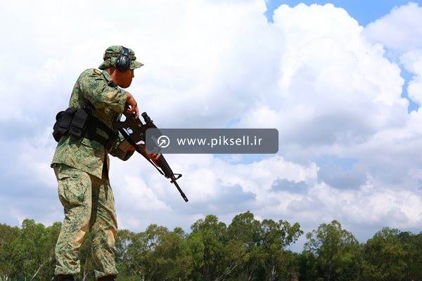 دانلود عکس با کیفیت از مرد نظامی و اسلحه در دست