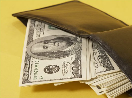 دانلود تصویر با کیفیت از کیف پول با اسکناس های دلار و بکگراند زرد