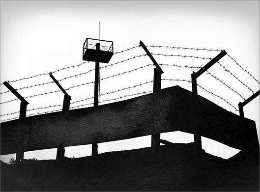 عکس با کیفیت از دیوار زندان با حصارهای فلزی