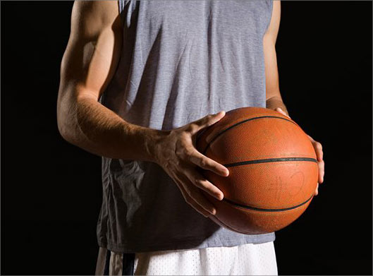 دانلود عکس با کیفیت از ورزش بسکتبال و بازیکن با توپ