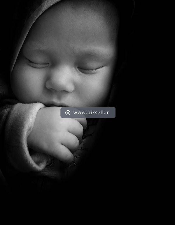 تصویر با کیفیت از نوزاد خوابیده با تم سیاه و سفید