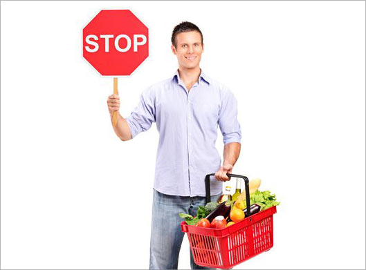 عکس با کیفیت از مردی با سبد خرید و علامت استوپ (stop) با بکگراندسفید