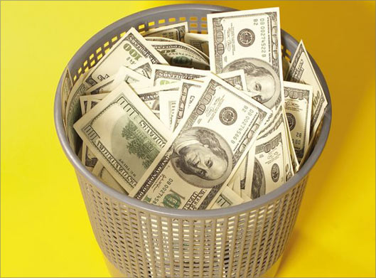 تصویر با کیفیت از اسکناس های دلار در سبد با بکگراند زرد