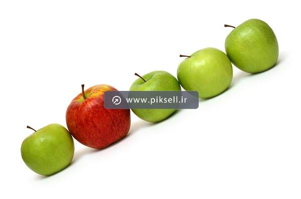 دانلود عکس با کیفیت از سیب قرمز بین سیبهای سبز با بکگراندسفید