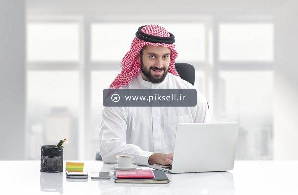 دانلود عکس با کیفیت از مرد عرب در حال کار با لپ تاپ