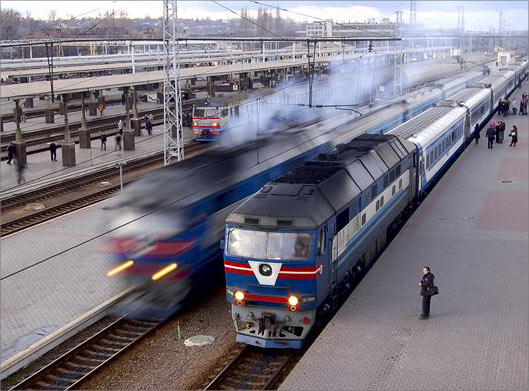 دانلود عکس با کیفیت حرکت دو قطار مسافری و ریل راه آهن