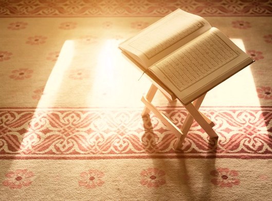 دانلود تصویر با کیفیت استوک یک قرآن بر روی رحل