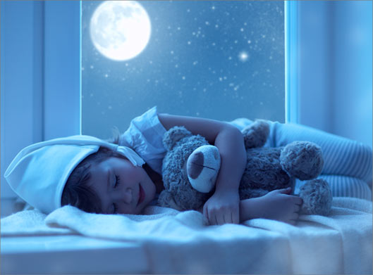 دانلود تصویر باکیفیت با موضوع خرس در بغل دختر کوچولوی خوابیده