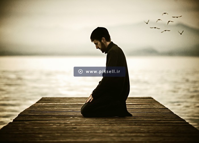 دانلود عکس شاتراستوک مرد عابد در حال نماز خواندن