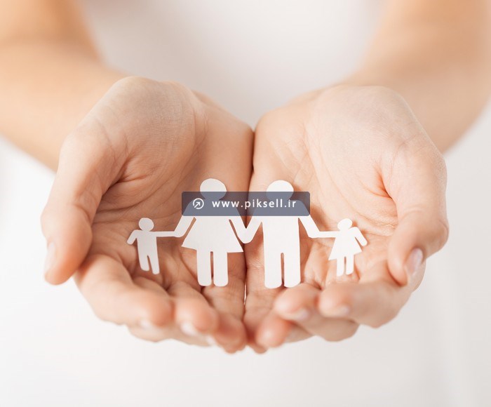 دانلود عکس با کیفیت  خانواده کاغذی در دست