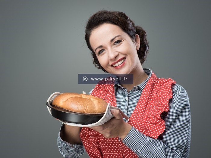 دانلود عکس با کیفیت  کیک آماده شده در دست آشپز