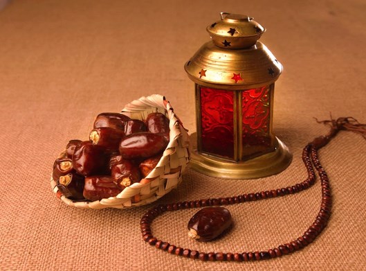 دانلود تصویر باکیفیت با موضوع فانوس شیشه ای و خرما و تسبیح