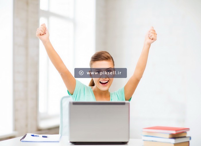 دانلود تصویر باکیفیت با موضوع شادی زیاد دخترخانم پشت سیستم