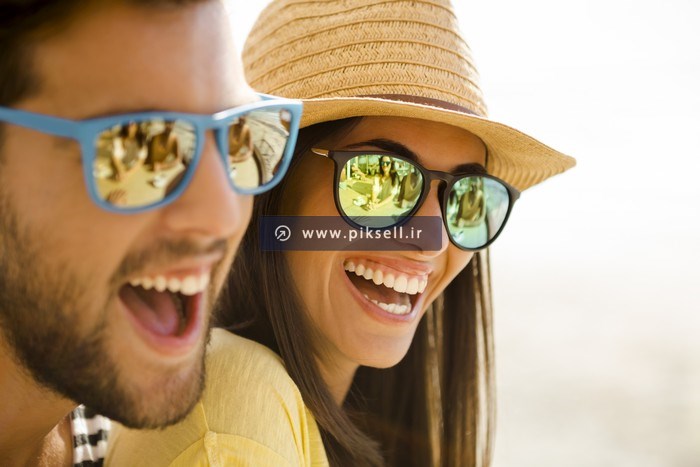 دانلود فایل با کیفیت تصویر زن و مرد خوشحال با عینک دودی