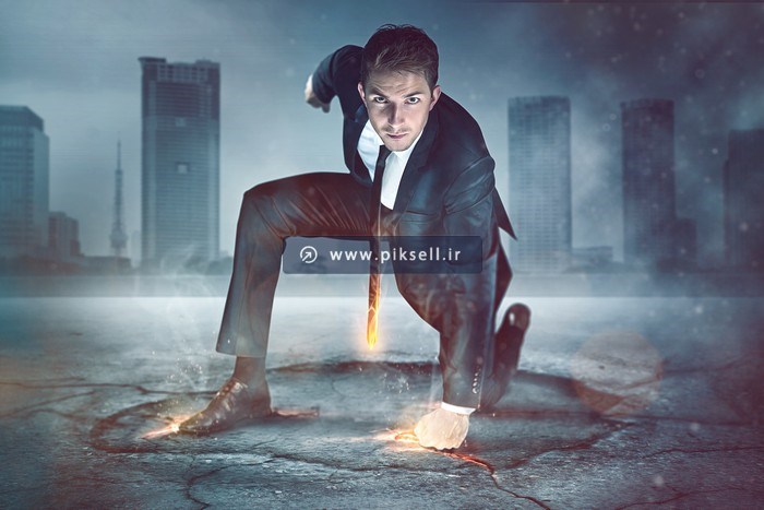 دانلود عکس شاتراستوک حرکت عجیب مرد با مشت زدن به زمین