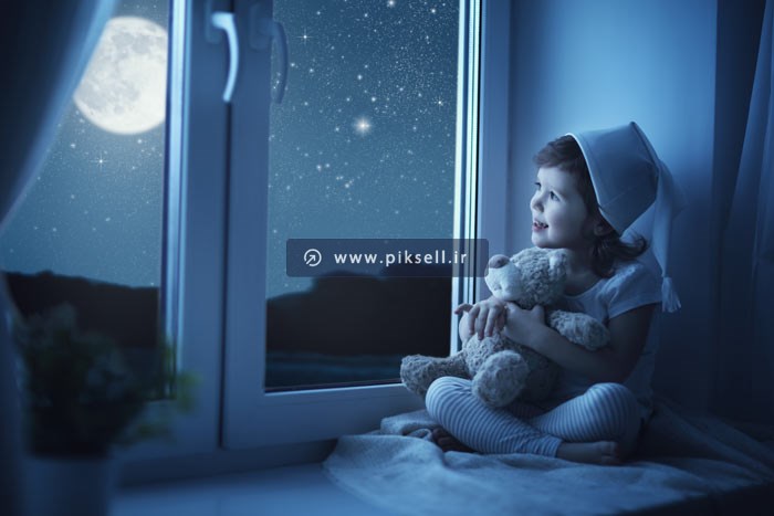 دانلود تصویر HD و با کیفیت از دختر کوچک در حال تماشای ماه