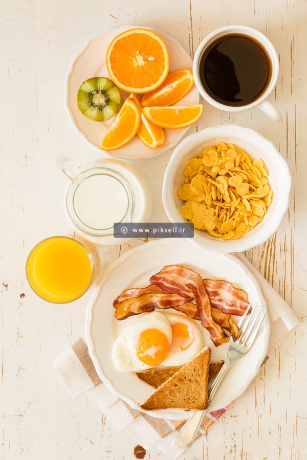 دانلود فایل با کیفیت تصویر میز صبحانه حاوی قهوه و تخم مرغ و میوه