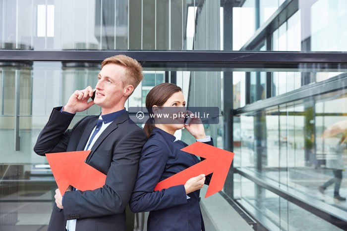 دانلود تصویر باکیفیت با موضوع صحبت دو کارمند با موبایل