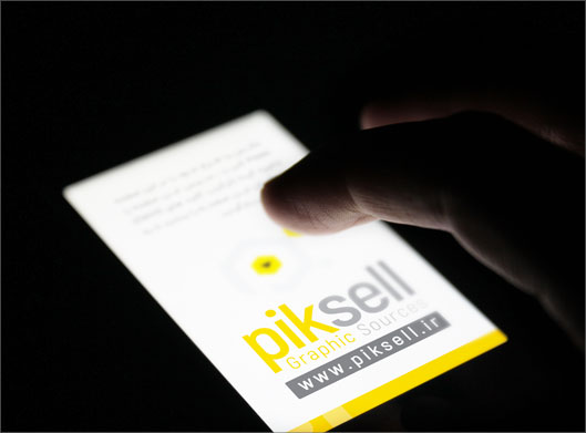 دانلود فایل Mockup لایه باز با امکان نمایش طرح شما روی صفحه نمایش گوشی آیفون
