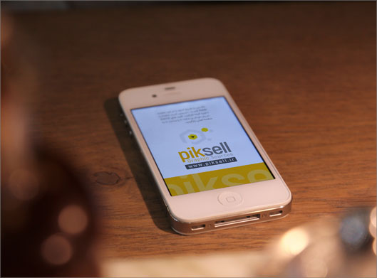 فایل پی اس دی موکاپ تلفن همراه آیفون روی میز