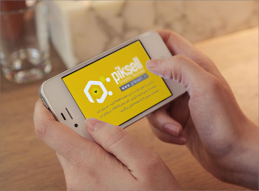فایل psd موکاپ گوشی آیفون در دست در حال افقی یا لنداسکیپ