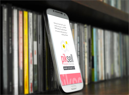 دانلود فایل psd موکاپ لایه باز گوشی موبایل در قفسه کتابخانه