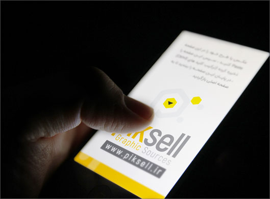 دانلود موکاپ psd گوشی آیفون در شب با امکان نمایش طرح شما روی صفحه مانیتور آن
