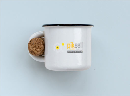 فایل psd لایه باز موکاپ یا پیش نمایش لیوان فلزی با امکان فقط نمایش متن یا لوگوی شما روی آن