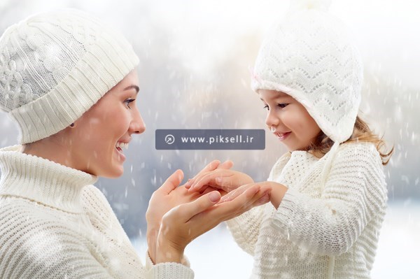 دانلود تصویر با کیفیت استوک از مادر و دختر خوشحال در برف