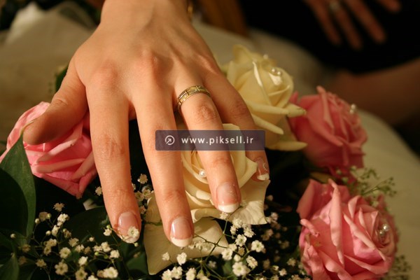 عکس با کیفیت از دست عروس روی گلهای عروسی با پسوند jpg