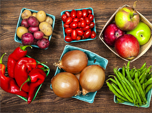 عکس با کیفیت استوک از سبزیجات و میوه های خوشمزه ارگانیک روی میز