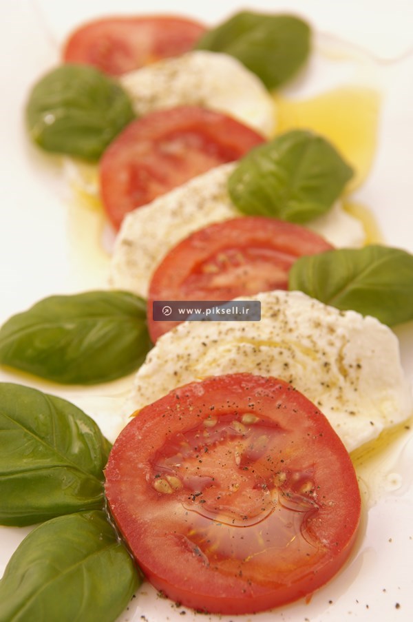 عکس با کیفیت از تخم مرغ و گوجه فرنگی و ریحون با فرمت jpg
