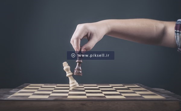 دانلود عکس با کیفیت از دستی در حال بازی شطرنج و زدن وزیر با فرمت jpg (کیش و مات)