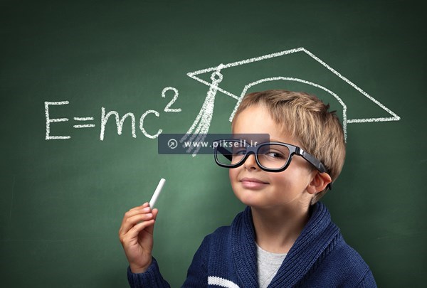 دانلود تصویر با کیفیت استوک از دانش آموزش فیزیکدان و نوشته E=mc2