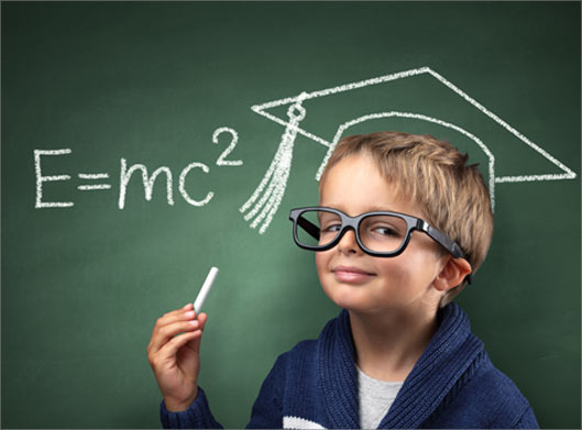 دانلود تصویر با کیفیت استوک از دانش آموزش فیزیکدان و نوشته E=mc2