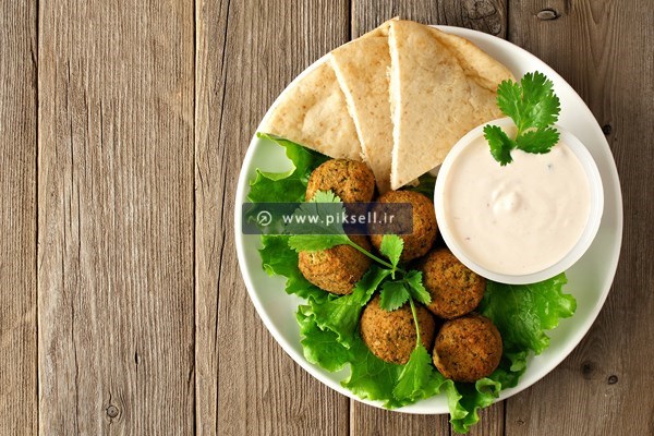 عکس با کیفیت از بشقاب غذا شامل توت فرنگی و ماست و نان با فرمت jpg